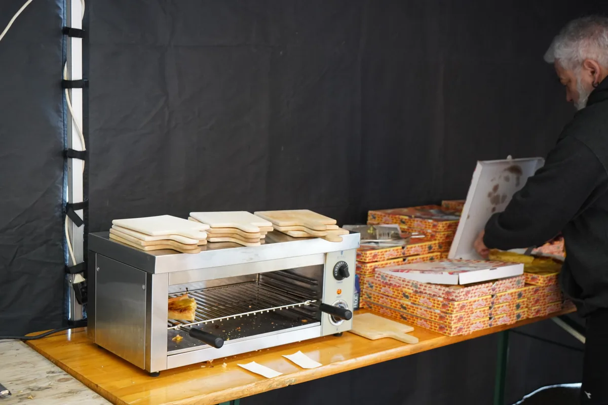 Man sieht eine «Chäs-Bölle-Wähe» am Faschingsmontag in Wald.